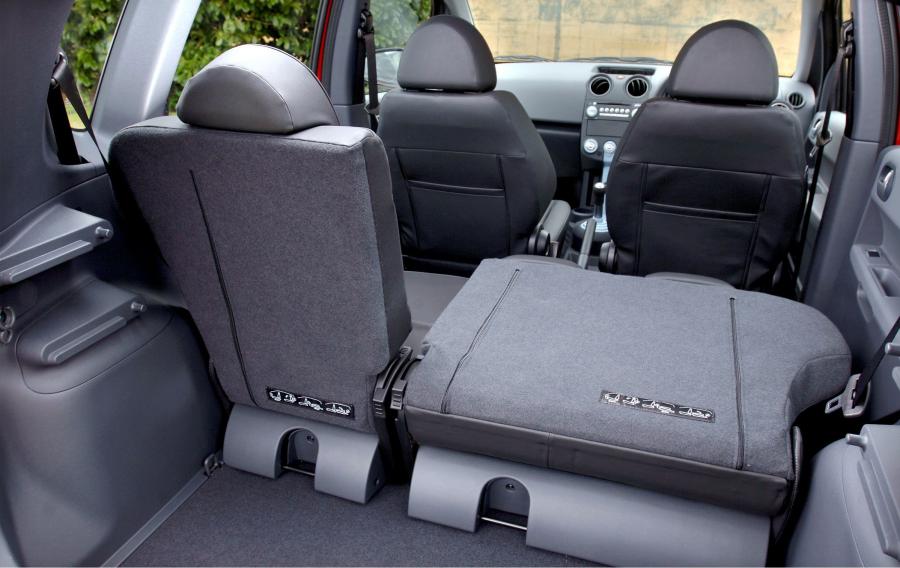 Интерьер Mitsubishi Colt 5-Door 2004 года  (UK) (фото 2 из 33)